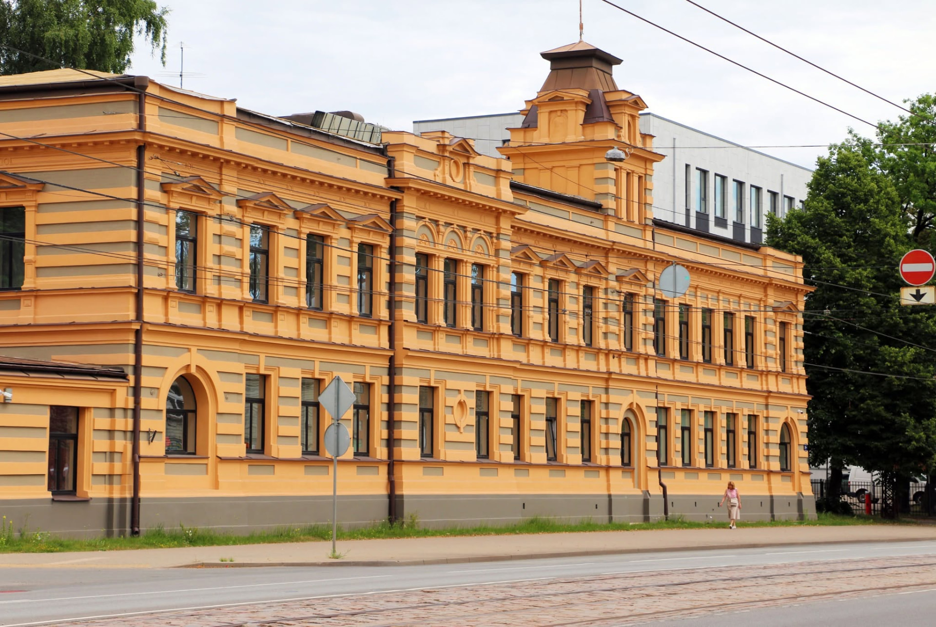 RIFS ēka Brīvības gatvē 201, k.2, skats no ielas