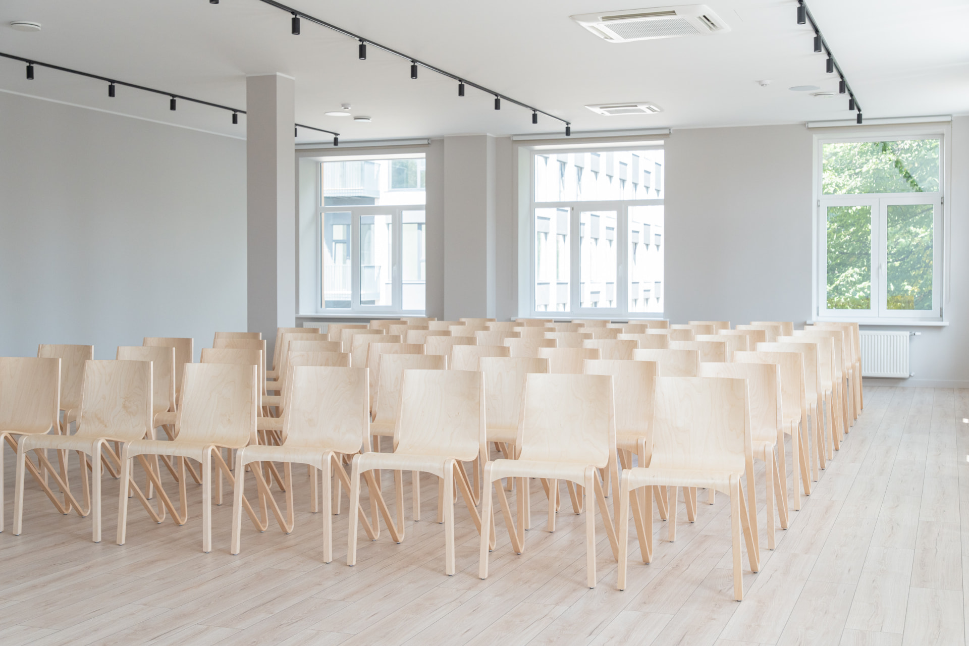 Lielā zāle ar krēslu rindām konferencei