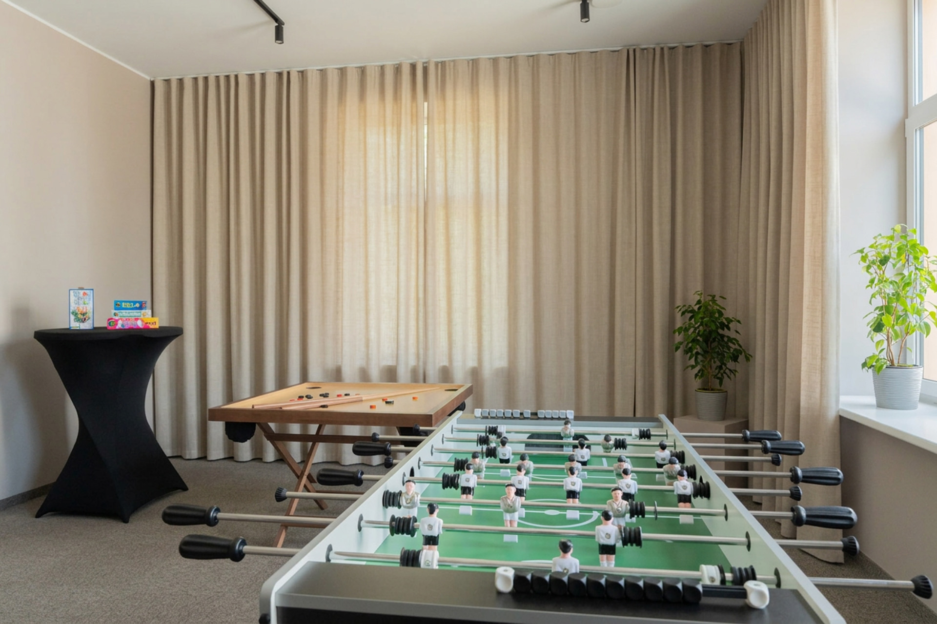 Lounge telpa ar galda futbolu un novusu