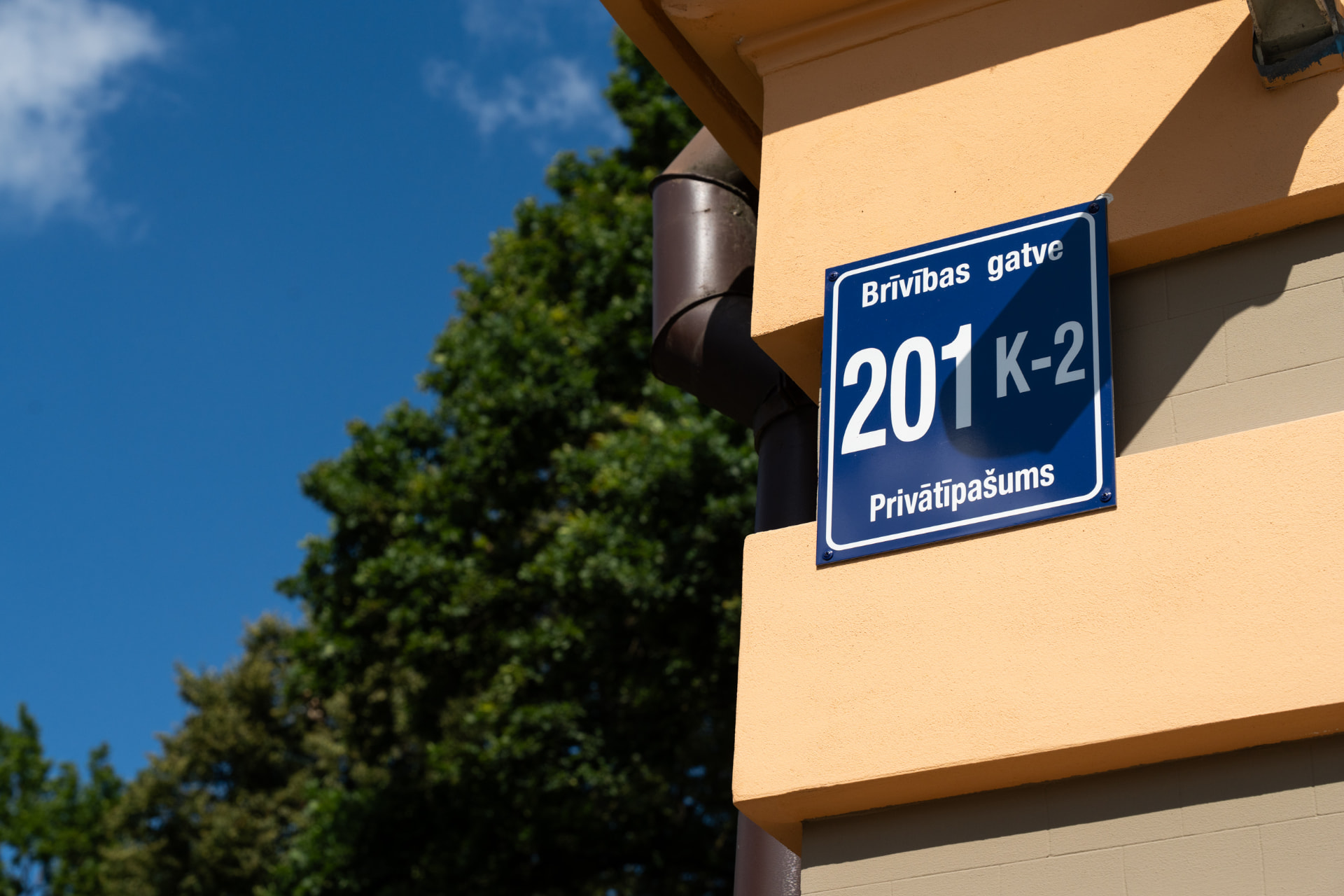 Ēkas adreses zīme, Brīvības gatve 201, k.2